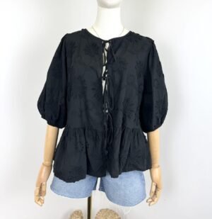 Blouse en broderie à noeuds