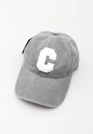 Casquette grise effet denim délavé lettre C