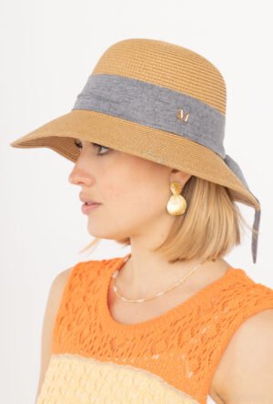 Chapeau de paille grand nœud papillon jeans à l’arrière