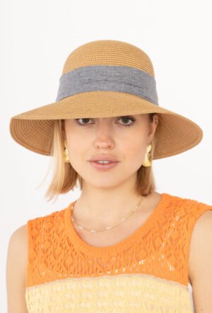 Chapeau de paille grand nœud papillon jeans à l’arrière
