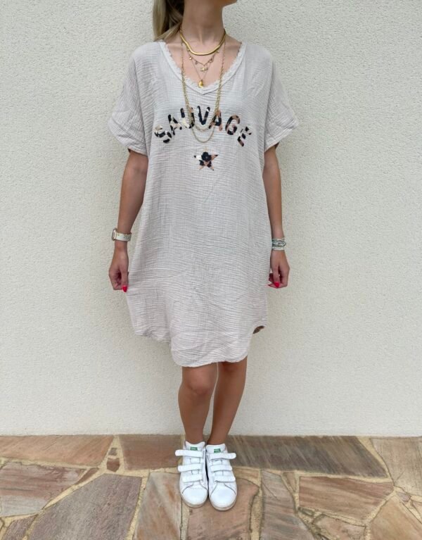 Robe courte en gaze de coton beige imprimé “SAUVAGE” – Image 4