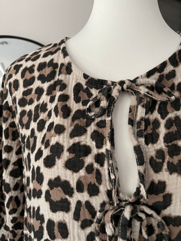 Blouse à noeuds en gaze de coton imprimé léopard beige – Image 2