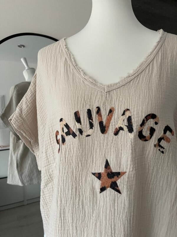 T-shirt en gaze de coton beige imprimé « SAUVAGE » léopard – Image 2