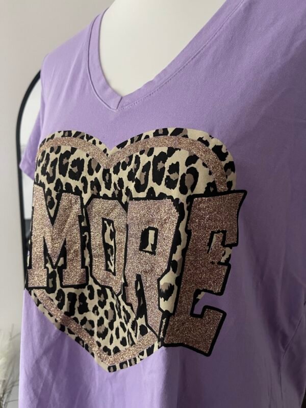 T-shirt imprimé léopard « AMORE » parme – Image 2