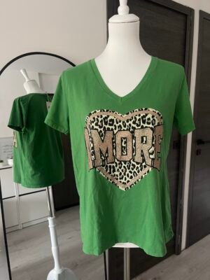 T-shirt vert imprimé “AMORE” détails léopard à paillettes