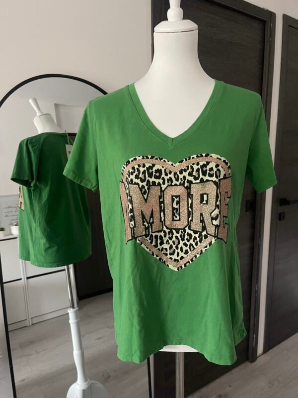 T-shirt vert imprimé “AMORE” détails léopard à paillettes