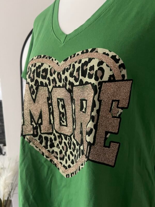 T-shirt vert imprimé “AMORE” détails léopard à paillettes – Image 2