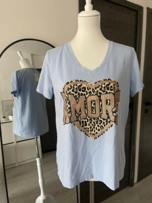 T-shirt bleu clair imprimé “AMORE” détails léopard à paillettes