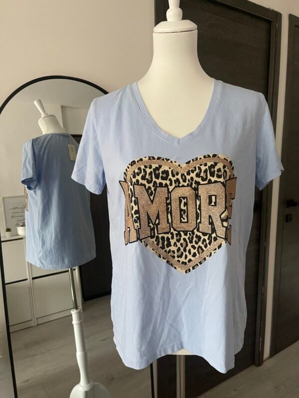 T-shirt bleu clair imprimé “AMORE” détails léopard à paillettes