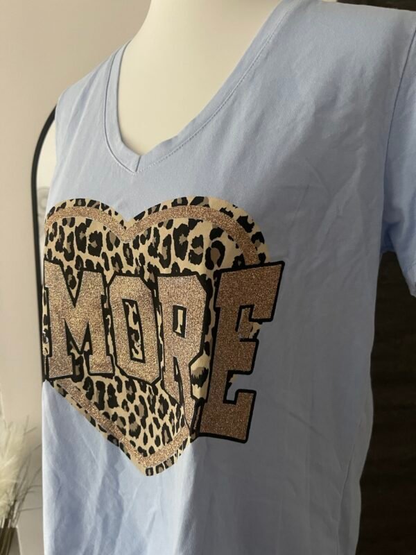 T-shirt bleu clair imprimé “AMORE” détails léopard à paillettes – Image 2