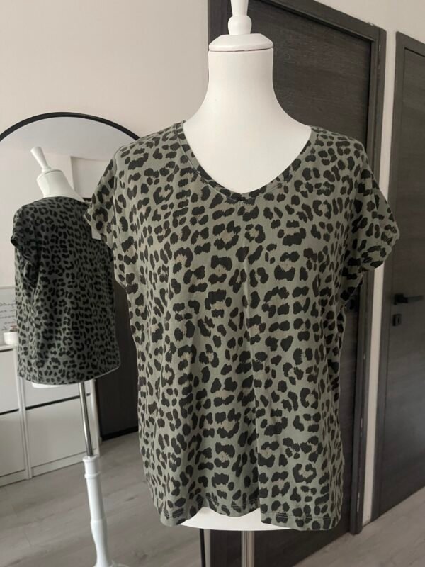 T-shirt en coton imprimé léopard kaki – Image 2