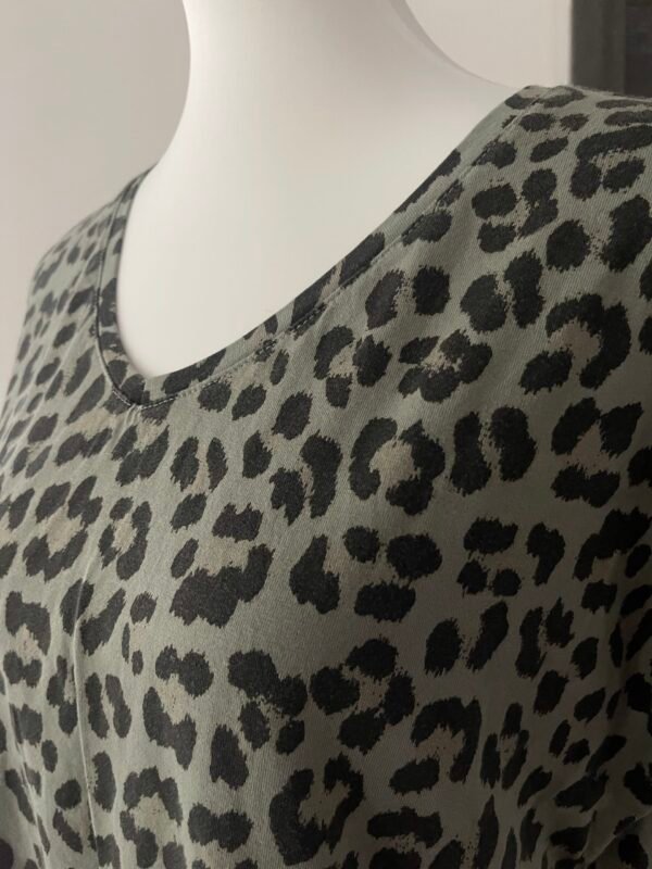 T-shirt en coton imprimé léopard kaki – Image 3