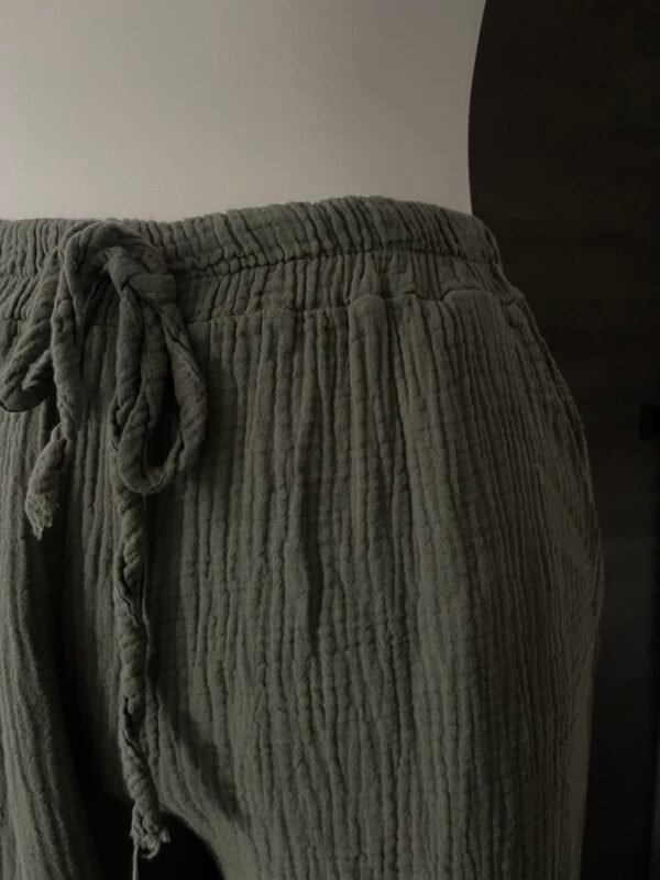 Pantalon en gaze de coton kaki – Image 2