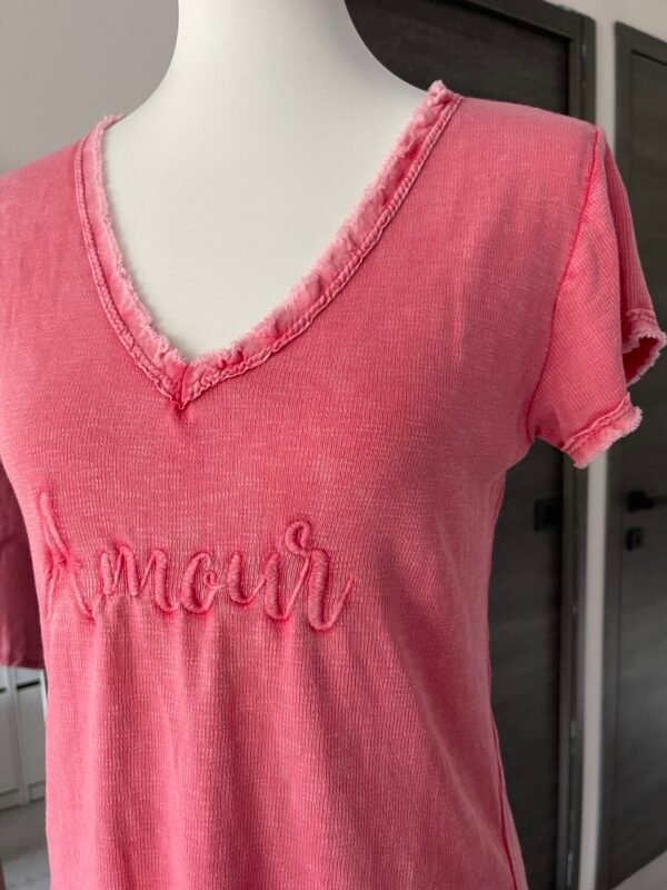 T-shirt côtelé imprimé « AMOUR » rose effet délavé – Image 2