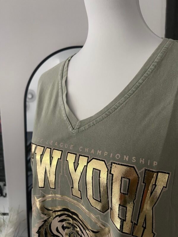 T-shirt col V kaki imprimé New York doré – Image 2