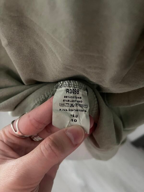 T-shirt col V kaki imprimé New York doré – Image 3