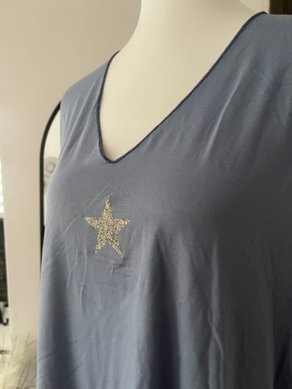 T-shirt oversized bleu jean détails étoile à paillettes – Image 2