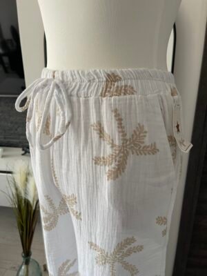 Pantalon blanc en gaze de coton motif palmiers beige