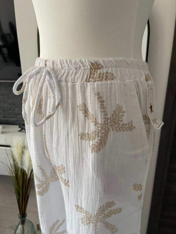 Pantalon blanc en gaze de coton motif palmiers beige – Image 2
