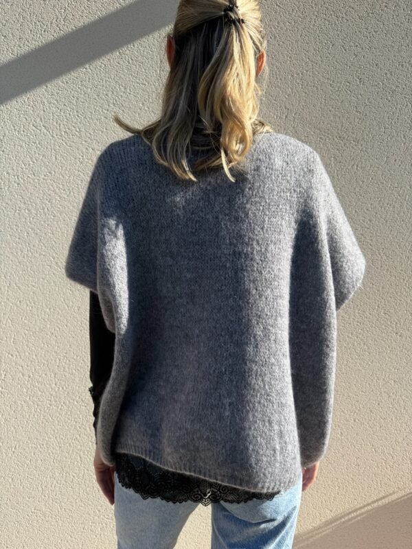 Pull maille sans manches gris – Image 2